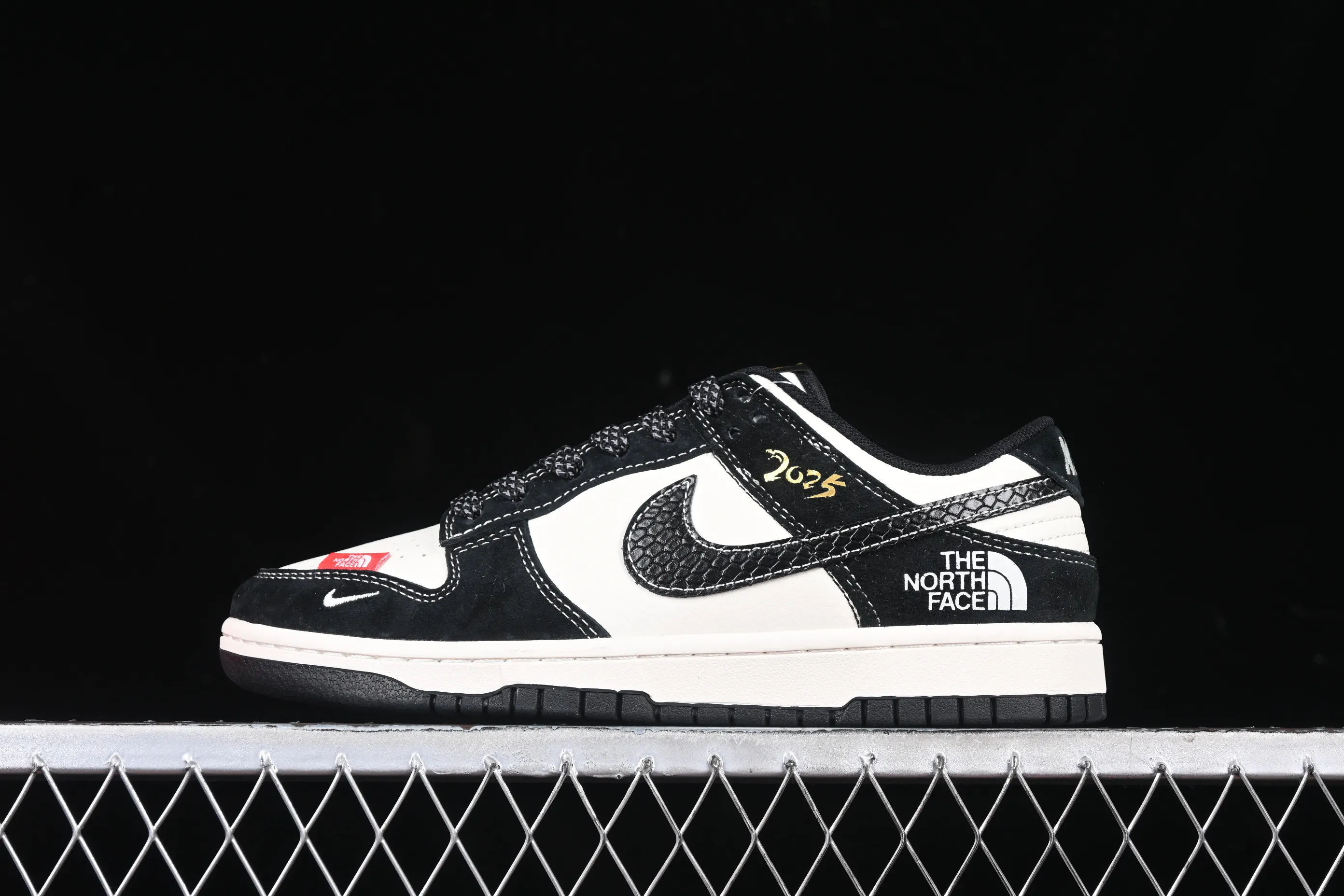 All Categories Nk SB Dunk Series Nk SB Dunk Low High-end Customized Low-top Shoes Nk SB Dunk Low Northern Year of the Snake Series Black and White Black Hook Anniversary High-end Customized Low-top Casual Shoes FC1688-210